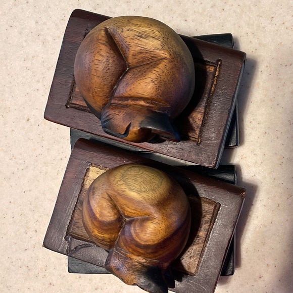 VTG Two Mandalay Hand Carved Kitty Cats Sleeping On A Stack Of Books - Picture 7 of 7